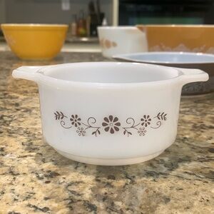 Pyrex Daisy Brown Flower‎ Casserole Dish, Vintage Milk Glass Dynaware Pyr-o-rey